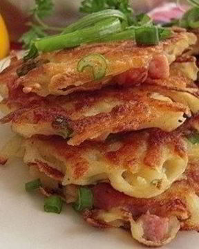 Картофельные драники с колбасой