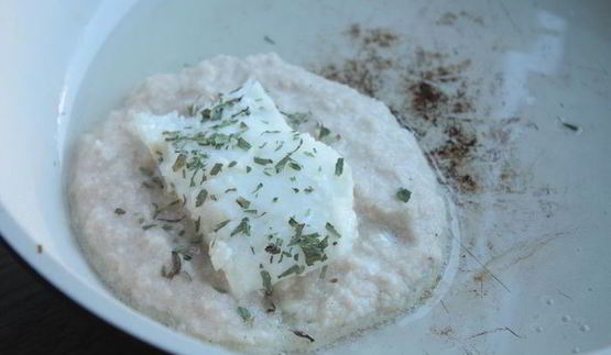 картофельные драники с треской под грибным соусом