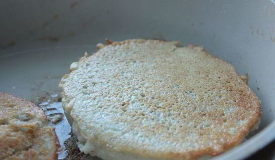 картофельные драники с треской под грибным соусом