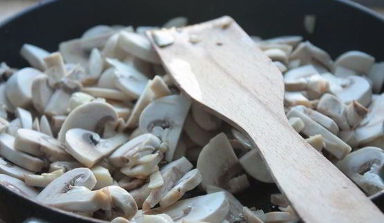 картофельные драники с треской под грибным соусом