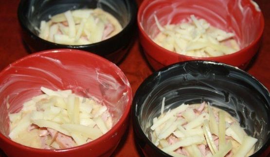 картофельные колдуны с сосисками и сыром в микроволновке