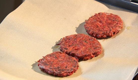 свекольно-картофельные драники с розовои трескои и яйцом пашот