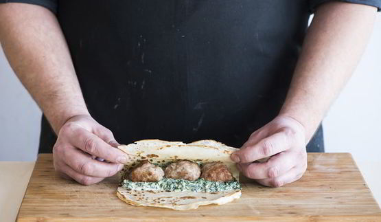 блины-каннеллони с фрикадельками, шпинатом и сыром