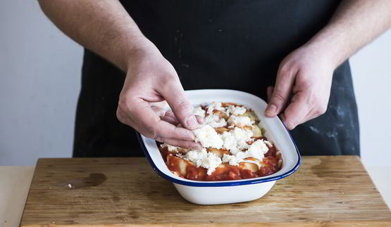 блины-каннеллони с фрикадельками, шпинатом и сыром