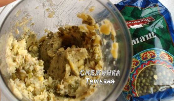 фрикадельки из маша с банановым соусом в капустных лепестках