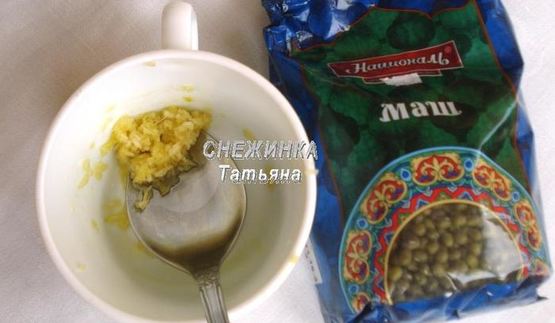 фрикадельки из маша с банановым соусом в капустных лепестках