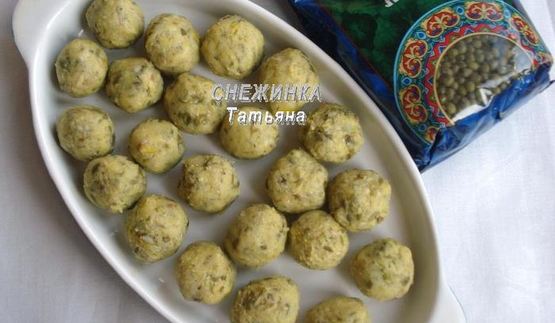 фрикадельки из маша с банановым соусом в капустных лепестках