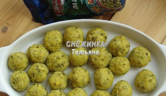 фрикадельки из маша с банановым соусом в капустных лепестках