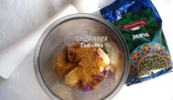 фрикадельки из маша с банановым соусом в капустных лепестках