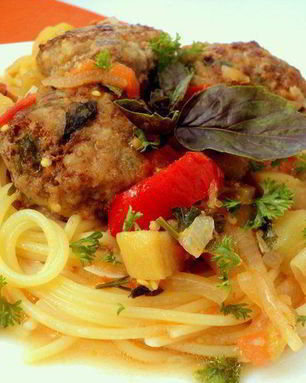 Фрикадельки с базиликом и овощами