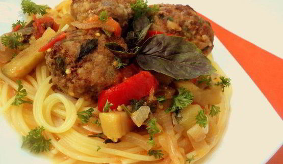 фрикадельки с базиликом и овощами