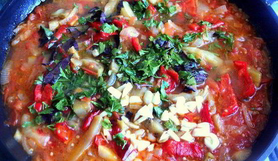 фрикадельки с базиликом и овощами