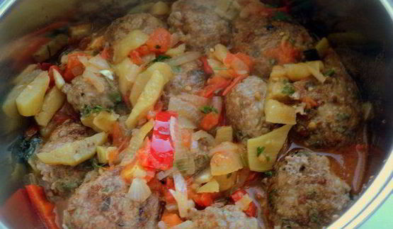 фрикадельки с базиликом и овощами