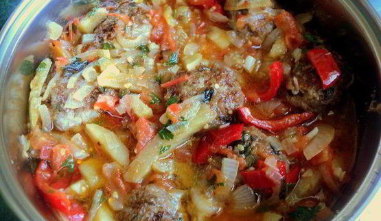 фрикадельки с базиликом и овощами