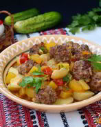 Фрикадельки с овощным соусом