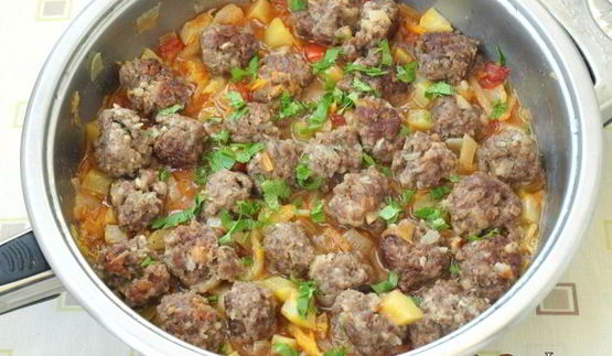 фрикадельки с овощным соусом