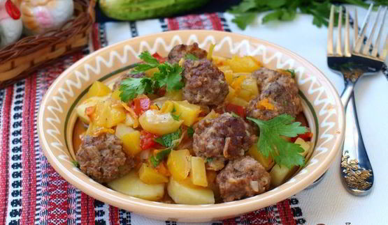 фрикадельки с овощным соусом