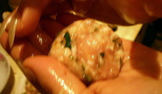 фрикадельки с цедрой лимона и огуречным соусом