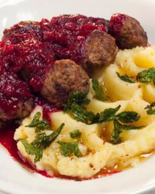 Фрикадельки в брусничном соусе