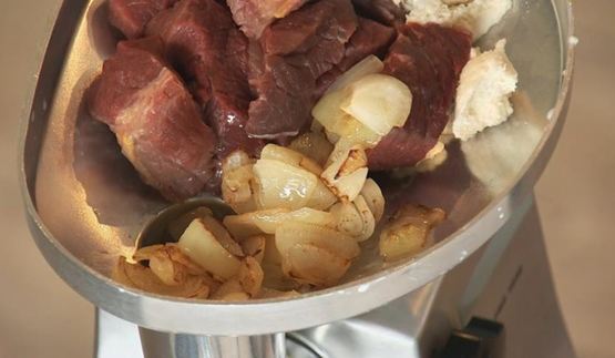 фрикадельки в брусничном соусе