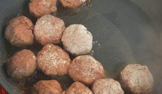 фрикадельки в брусничном соусе