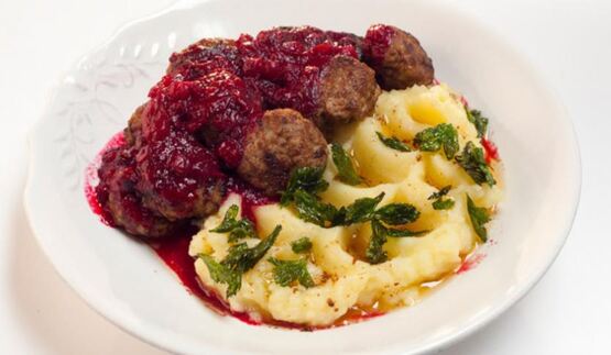 фрикадельки в брусничном соусе