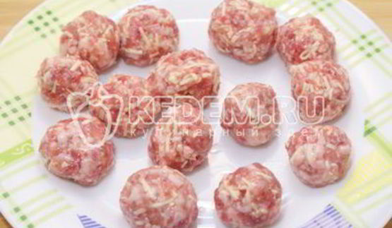 фрикадельки в томатном соусе с пастой