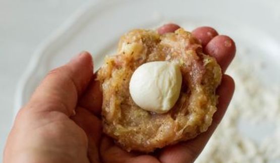 куриные фрикадельки с моцареллой