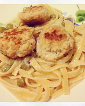 Куриные фрикадельки с пастой в сливочном соусе с зеленым горошком