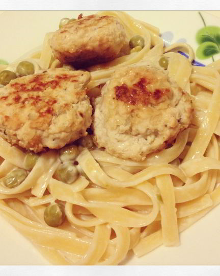 Рецепт куриных фрикаделек с пастой в сливочном соусе с зеленым горошком