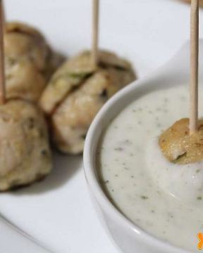 Куриные фрикадельки в духовке с соусом