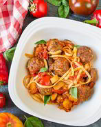Паста с фрикадельками в овощном соусе