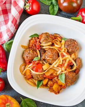 Паста с фрикадельками в овощном соусе