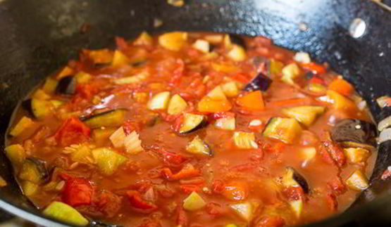 паста с фрикадельками в овощном соусе