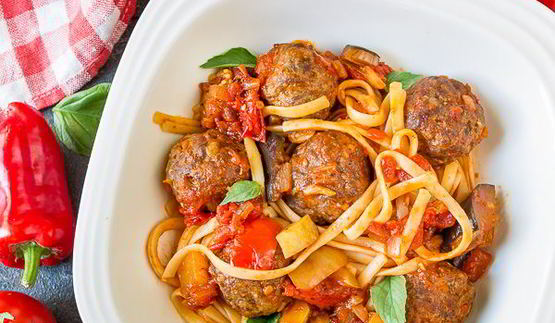 паста с фрикадельками в овощном соусе