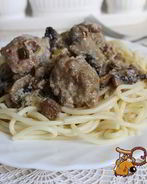 Спагетти с фрикадельками в сметанно-грибном соусе