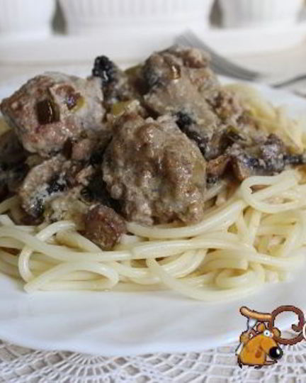 Рецепт спагетти с фрикадельками в сметанно-грибном соусе