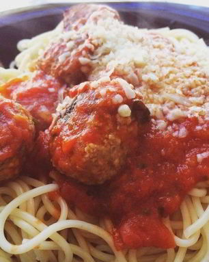 Спагетти с фрикадельками в томатном соусе