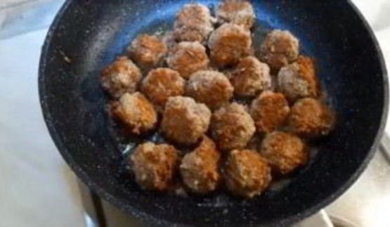 спагетти с мясными фрикадельками в овощном соусе