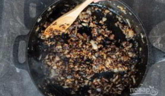 чечевица черная на сковороде