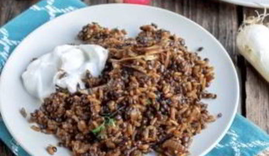 чечевица черная на сковороде