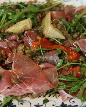 Чечевица с артишоками, сладким перцем и ветчиной