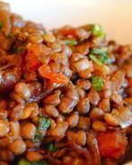 Чечевица с луком и помидорами