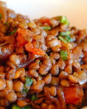 Чечевица с луком и помидорами