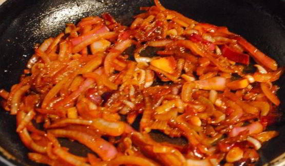 чечевица с луком и помидорами