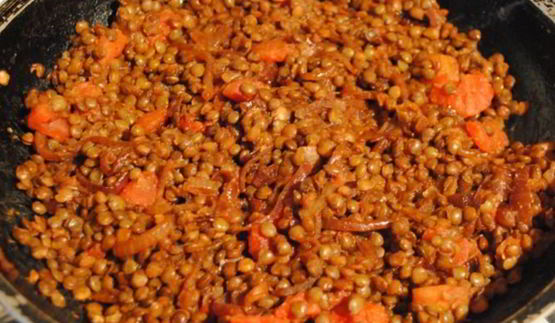 чечевица с луком и помидорами