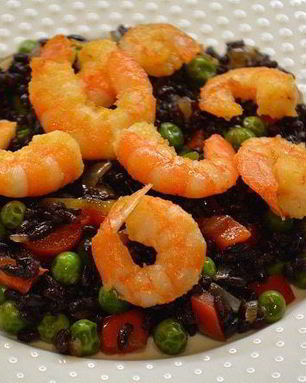 Черный рис с овощами и креветками