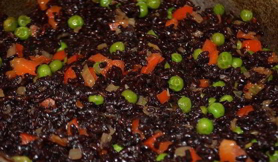 черный рис с овощами и креветками