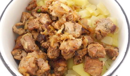 картофель отварной с индюшиным мясом и сыром