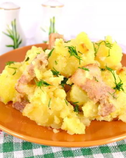 Рецепт картофеля отварного со свиной грудинкой и луком